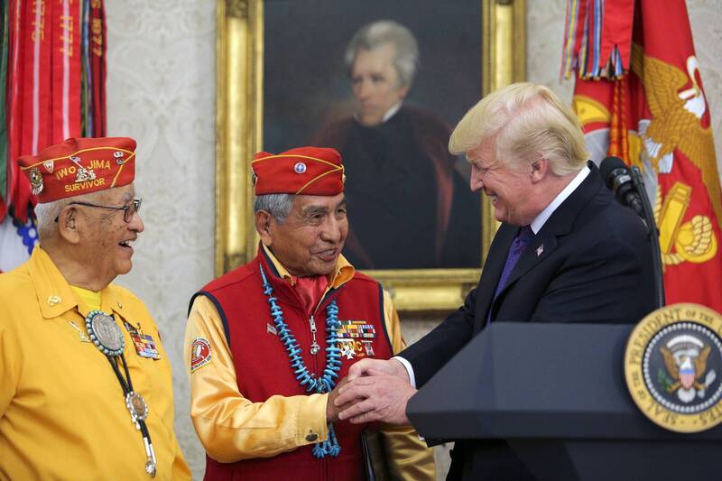 美國總統川普在第一任期時，曾接見曾參與二戰的納瓦霍族譯電員。（美聯社檔案照）