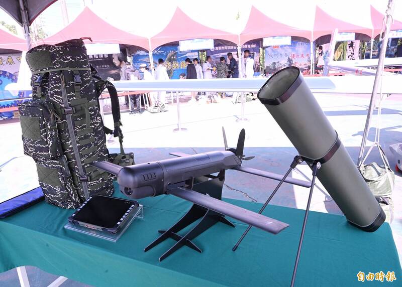 中科院「巡飛彈一型」無人機正名為「勁蜂」。圖為往年海軍營區開放時展示情形。（資料照，記者方賓照攝）