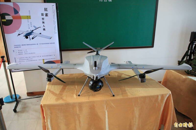 中科院「紅雀三型」無人機大改款，可改變飛行姿態。（記者陳治程攝）