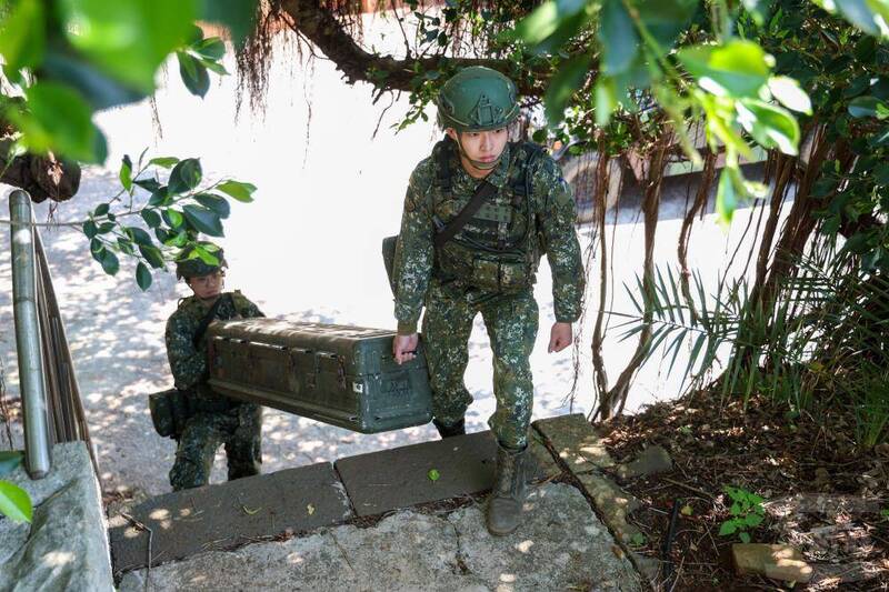 澎防部野戰防空連官兵在收到任務指示後，隨即進行雙聯裝刺針飛彈搬運作業，準備前往陣地進行火力構築。（取自軍聞社）