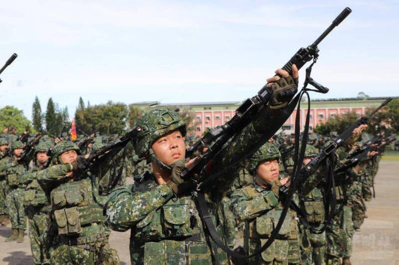 參與「長泰19號操演」的陸軍裝甲586旅官兵檢查槍械。（軍聞社資料照）