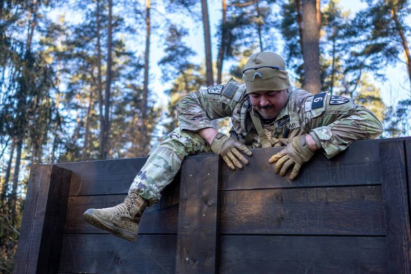 參與美軍第18憲兵旅官兵「最強小組」競賽官兵翻越障礙物。（取自美軍第18憲兵旅臉書）