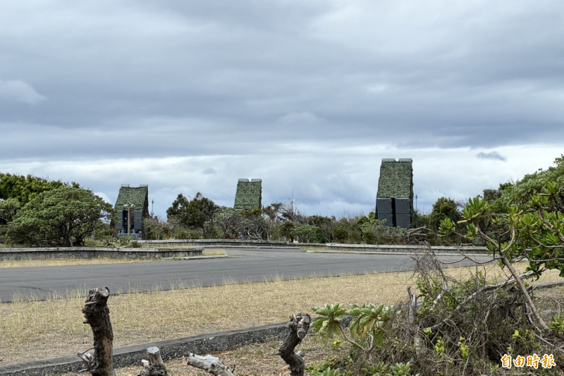 國境之南出現多處飛彈部隊佈防，升起發射架戰備 。（記者蔡宗憲攝）