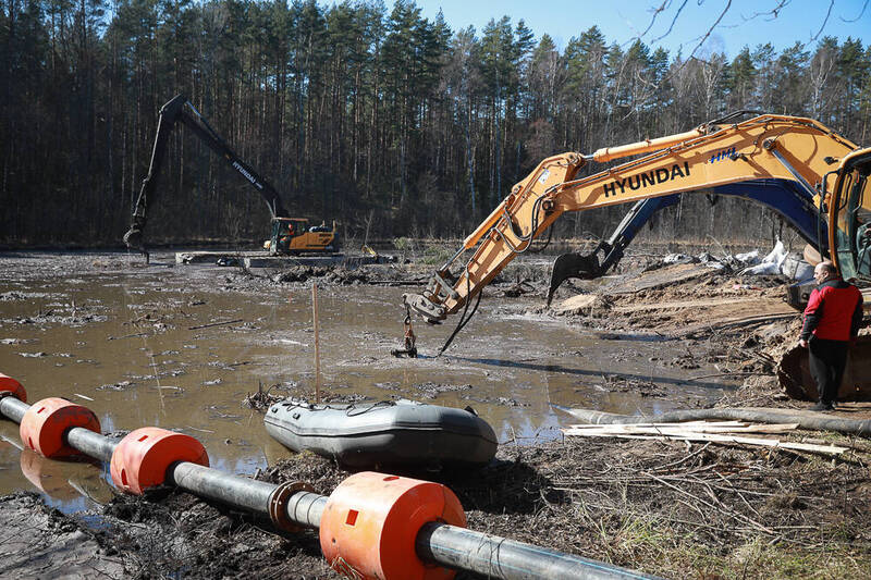 美軍3月29日在立陶宛帕布拉德地區（Pabradė, Lithuania）沼澤旁，嘗試拖出演訓中失蹤的M88A2戰場救濟車。（美軍DVIDS網站）