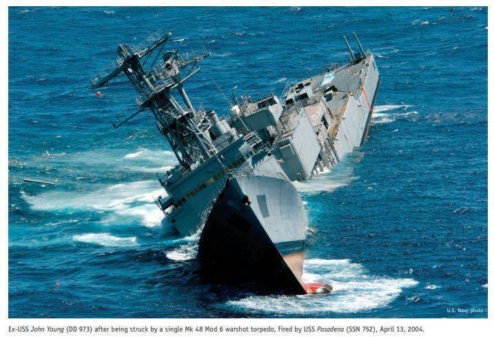 2004年，美軍以MK-48 Mod6重型魚雷擊中靶艦，驅逐艦當場攔腰折斷。（圖取自美國潛艦部隊出版物UNDERSEA WARFARE）