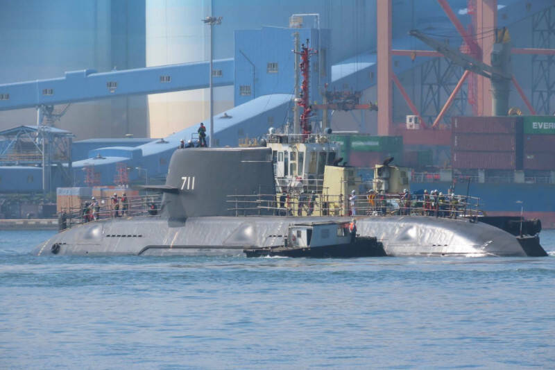 潛艦海鯤號今年二月從台船乾塢，移往91號碼頭。（臉書粉專「船舶物語」提供）
