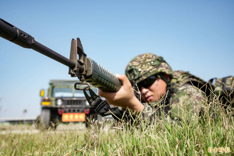 隨著海軍陸戰隊新推出的「兵力轉型」政策，未來海陸一年役士兵將有望被分往防空警衛群的「戒護營」，負責守衛海軍的機動飛彈車及機動雷達車組；這也代表陸戰隊轉型成攻守兼備的精英部隊。（記者劉宇捷攝）