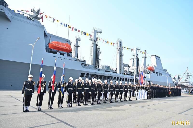 圖為海軍2025年敦睦艦隊國內環島航訓於高雄港首日開放情形，圖中儀隊後方為磐石軍艦（AOE-532）。（本報資料照，記者李惠洲攝）