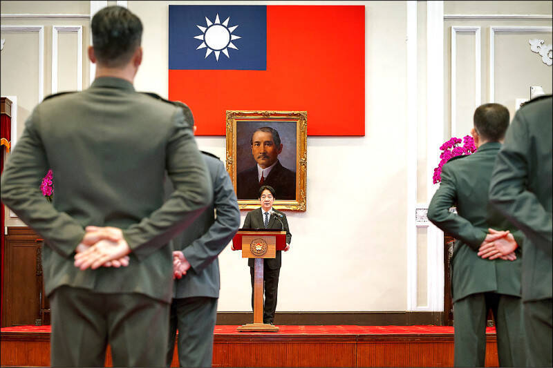 總統賴清德日前在總統府主持四月份將官晉任授階典禮，盼齊心協力，打造現代化的國軍，共同守護國家安全。（圖：總統府提供）