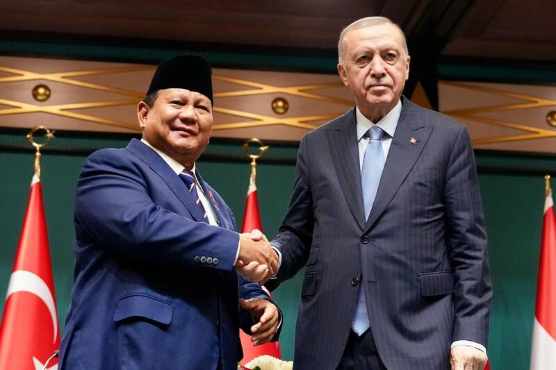 印尼前國防部長、現任總統普拉伯沃10日會晤土耳其總統艾多根（Recep Tayyip Erdogan），並召開記者會說明相談成果。（印尼總統普拉伯沃官方X帳號）