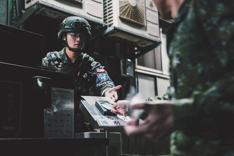 漢光電腦兵推日夜不間斷，官兵正在交接。（取自國防部發言人臉書）