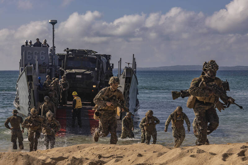 圖為美軍陸戰隊第31陸戰遠征隊（31st MEU），上（3）月於美、日「鐵拳」雙邊演習期間，與日本陸上自衛隊（JGSDF）共同演練兩棲登陸作戰。（美軍DVIDS網站）