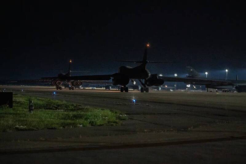 目前，至少有2架B-1B「槍騎兵」戰略轟炸機於14日晚間離開德州戴斯空軍基地。（圖片取自PACAF網站）