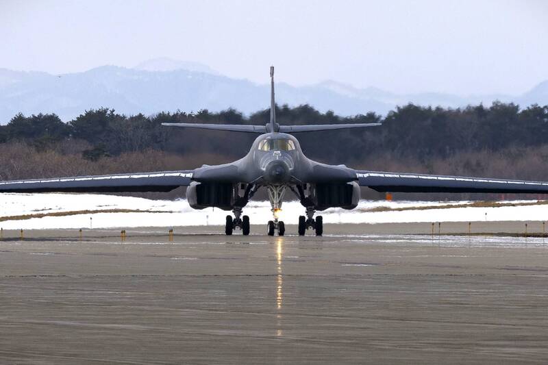 美國空軍B-1B「槍騎兵」超音速轟炸機已於15日組成轟炸機特遣隊（BTF）25-2，進駐日本北部的三澤基地，展開首次位於日本國土的輪調駐防任務。（圖片取自PACAF的X帳號）