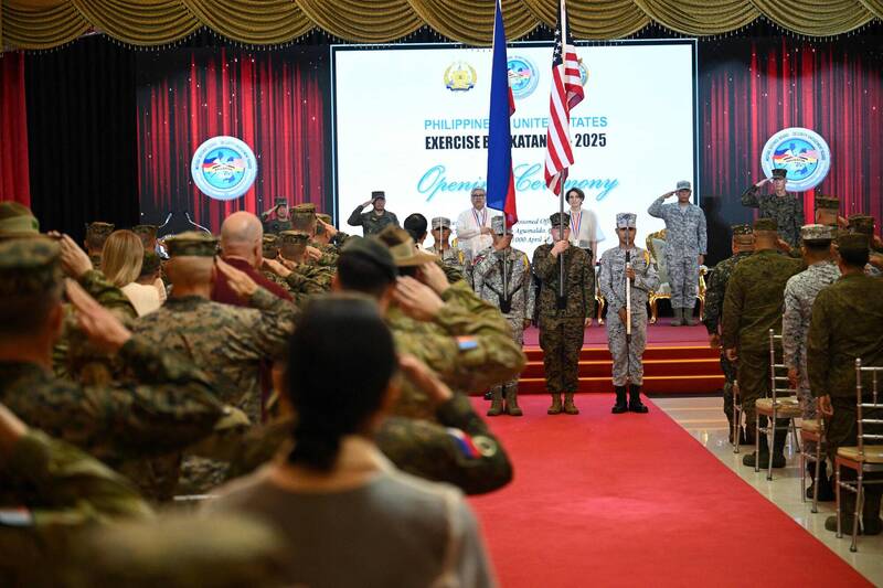 2025年菲律與美國的「肩並肩」（Balikatan）聯合軍事演習，今天在菲律賓三軍總部展開。（法新社）