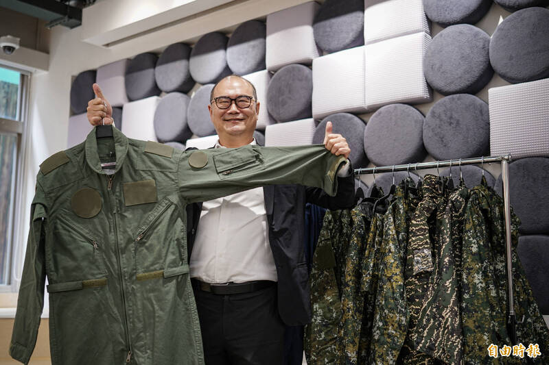 現為全球近百家知名服飾品牌生產的神采時尚（興采實業），十幾年來持續精進紡織技術，拿專利、贏獎項，為我國持續爭取能見度；而他也正將這些積攢來的能力，回饋給辛勤備戰的國軍弟兄姊妹們。（記者涂鉅旻攝）