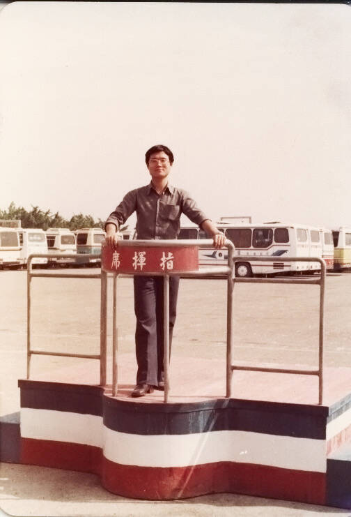 40多年前在小金門（今烈嶼守備大隊）擔任汽車二級廠補給士的陳國欽，除維修車輛部件，也經常協助車輛後送，天候濕熱、路途遙遠，這些經歷都讓他的軍旅生涯非常有「味道」。（陳國欽提供）