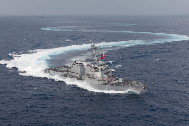 美伯克級驅逐艦通過台海 軍事粉專：人魚海神無人機全程伴飛