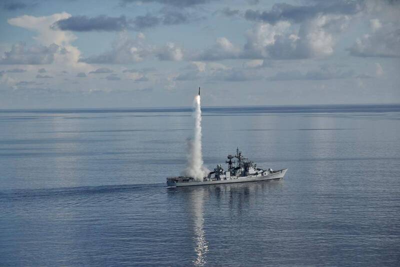 圖為一艘印度海軍驅逐艦，2023年在孟加拉灣發射「布拉莫斯」反艦飛彈。（印度海軍官方X帳號）
