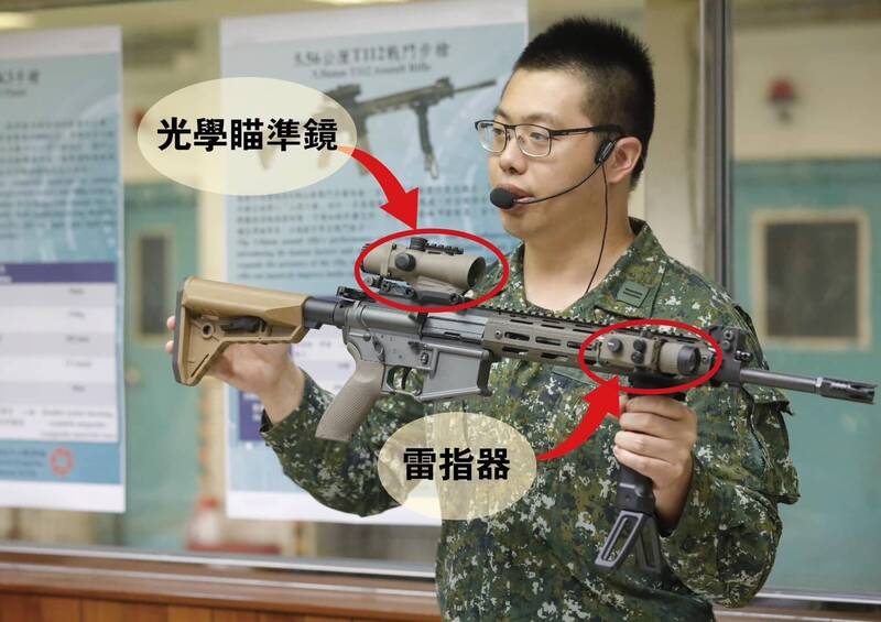 國防部軍備局205廠去（2024）年4月首度推出全新的T112戰鬥步槍，後續公開參訪更展示搭配的TS112系列瞄準鏡。全系列裝備今（2025）年投產後，國軍官媒近日刊出研發人員專訪，親道新式瞄具研發的箇中故事。（國防部發言人官方Facebook）