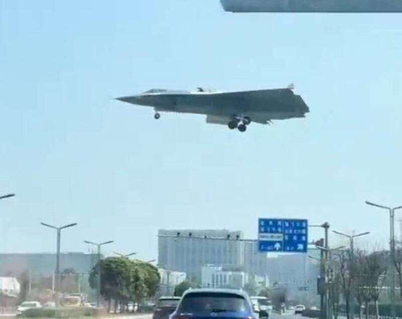 網友日前散佈中國新戰機飛行特寫影片，外傳是第六代匿蹤戰機「殲-36」。（圖擷自X）
