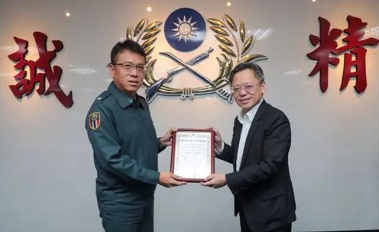 國防部參事陳明華中將（左）接任軍事情報局長。圖為陳明華在擔任陸軍司令部副參謀長時的畫面。（圖：取自青年日報）
