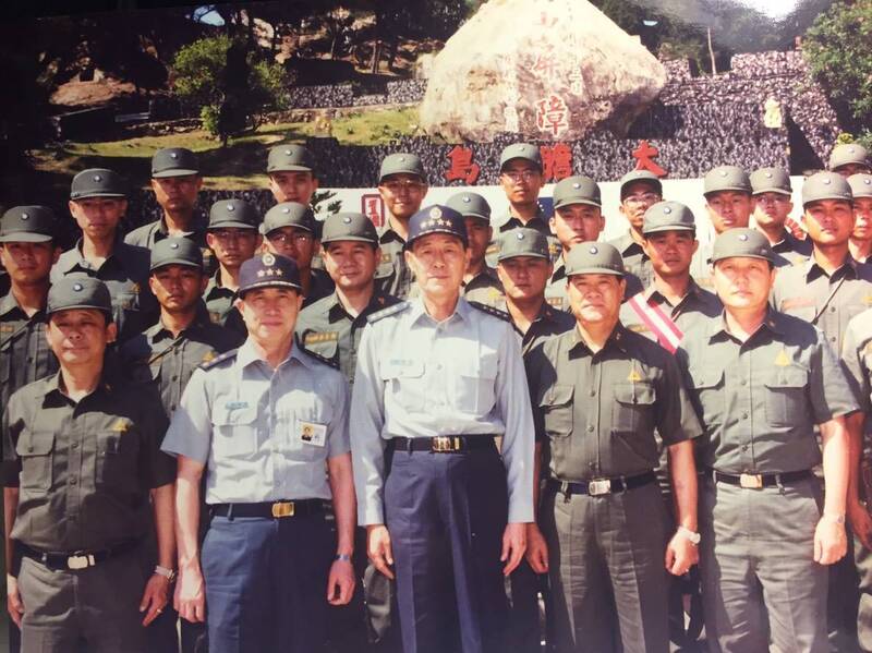 台海飛彈危機期間，前參謀總長羅本立一級上將多次前往外島巡視。（取自國防部發言人臉書）