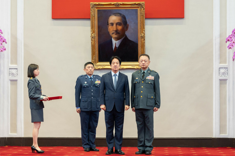 國防部發言人孫立方少將晉任中將，今接受賴總統授階。（總統府提供）