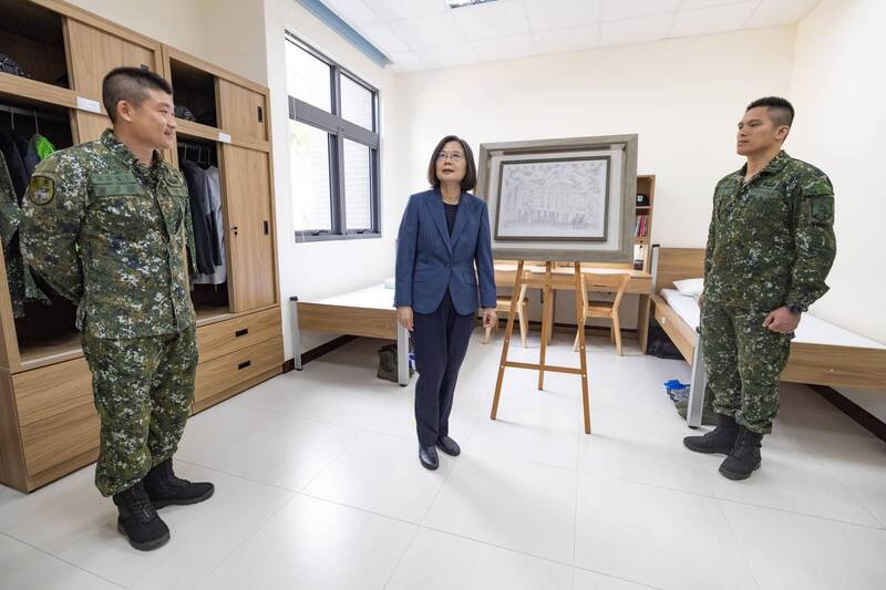 圖為前總統蔡英文去（2024）年出席憲兵新建堅實營區落成典禮，並參觀內部改建成果情形。（國防部發言人官方Facebook）