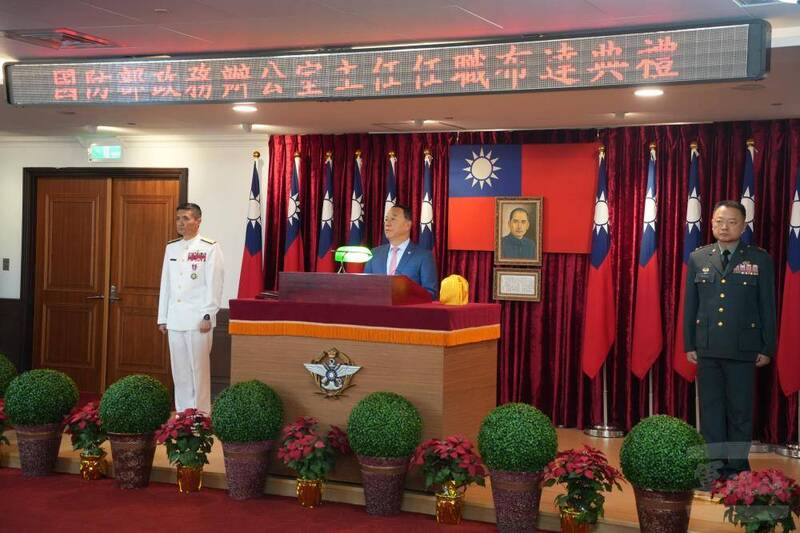 國防部副部長柏鴻輝（中）今天在主持政務辦公室主任新職布達典禮時，勉勵同仁在新任主任孫立方中將的領導下，秉持以往奠定的根基，打造優質專業的國防團隊。（軍聞社提供）
