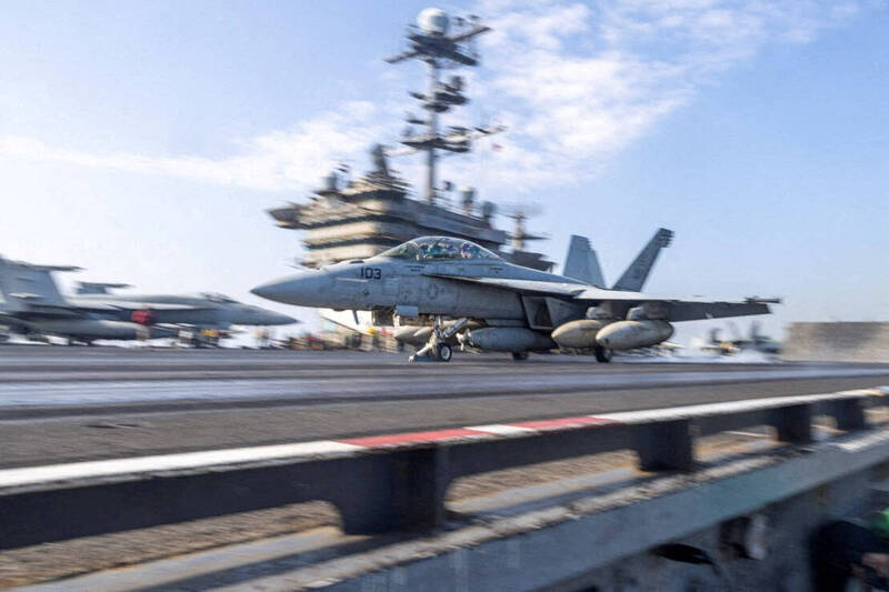 美軍杜魯門號航艦正在起降F/A-18 E/F戰機。（路透社檔案照）