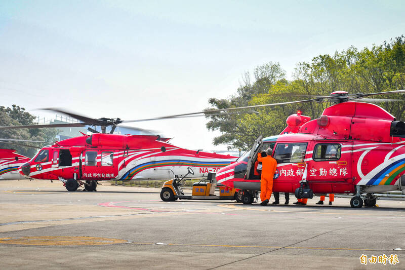 空勤總隊現有9架AS-365「海豚」（右）、14架UH-60M「黑鷹」直升機（左），它們依照性能與常見的任務特型分派至北、中、南三大區域。（記者劉宇捷攝）