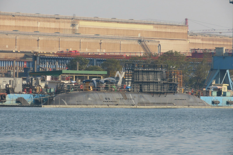船迷3月初目前潛艦海鯤號帆罩有鷹架、船側有活動浮台。（讀者授權自由時報專用）