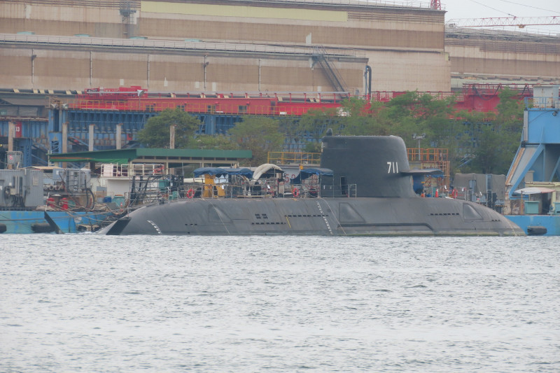 船迷5月初目擊潛艦海鯤號帆罩已無鷹架，也拆除船側的活動浮台。（讀者授權自由時報專用）