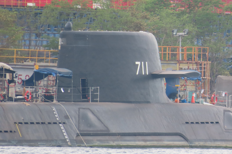 海鯤號潛艦拆鷹架、活動浮台  船迷問：5月可海測？