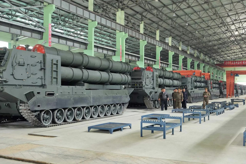 北韓領導人金正恩視察KN-25型600公厘火箭砲系統生產線，凸顯平壤擴展長程精準打擊能力的意圖。（取自X平台）