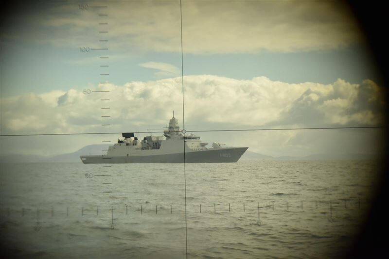 德國潛艦透過潛望鏡觀察海上目標。（圖片取自X@NATO_MARCOM）