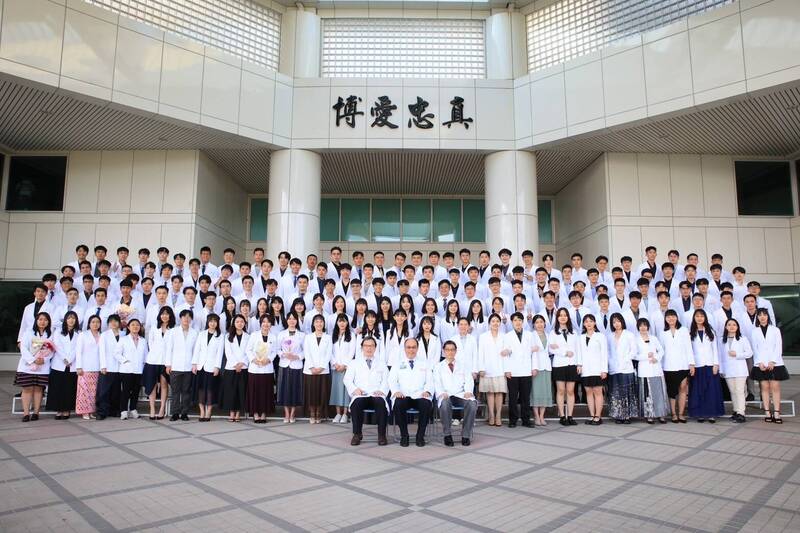 國防醫學院師生與院內設施。（取自國防醫學院臉書）