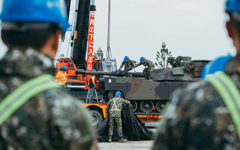 自M1A2T戰車交付抵台也逾半年，未來接裝部隊也已投入第一階段換裝駕駛訓練，然而裝訓部長安營區的初階新訓場仍有多數還未完工，遭立委點名關切。（資料照/國防部提供）