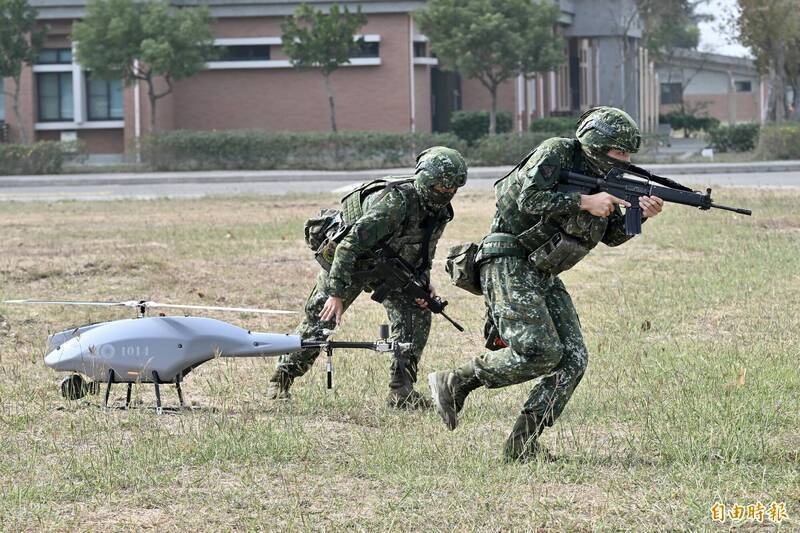 圖為軍民合作開發的「戰術近程無人機」已撥交陸軍使用，國軍也啟動第二階段採購獲得更先進的機種。（資料照）