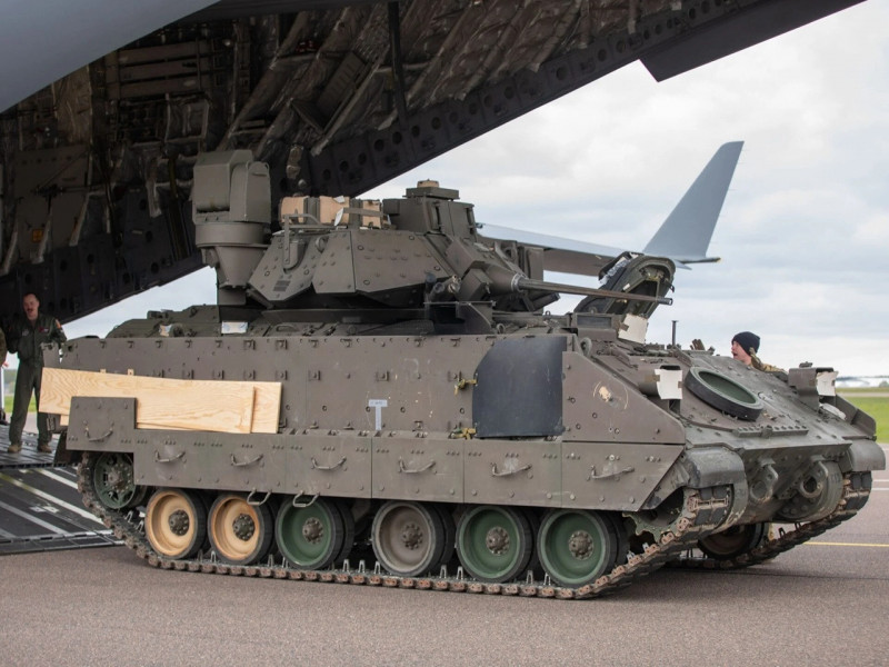 一輛美國陸軍M2A4布萊德雷（Bradley）步兵戰鬥車正從運輸機上駛下，參與在愛沙尼亞舉行的快速部署演習。此舉旨在強化北約在波羅的海地區的嚇阻與防禦能力。（圖取自美國陸軍）