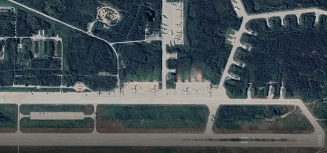 瑞典媒體SVT公布的衛星照片，顯示一處軍事機場的集結狀況，令人聯想起俄羅斯開戰前的部署。（圖：SVT/Planet Labs）