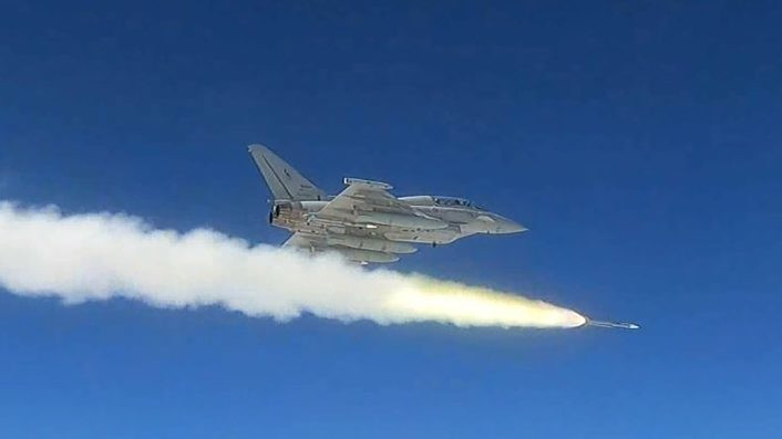 義大利空軍一架TF-2000颱風雙座戰機，發射一枚MBDA「流星」（Meteor）超視距空對空飛彈。（圖取自義大利空軍）