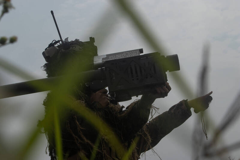 圖為一位美軍陸戰隊第31陸戰遠征隊（31st MEU）的下士，本月6日在日本實施人攜刺針飛彈射擊演練。（美軍DVIDS網站）