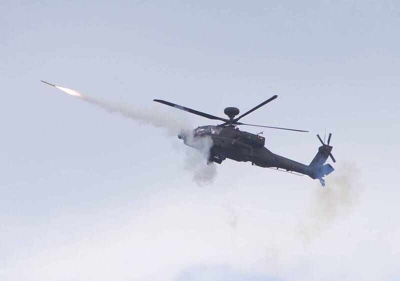 2015年發射刺針飛彈的陸軍阿帕契攻擊直升機。（本報資料照，軍聞社提供）