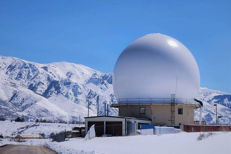 圖為2023年設置在美國猶他州希爾空軍基地（Hill AFB, Utah）的雷達設施，圓頂內的即為FPS-117長程預警雷達。（美軍DVIDS網站）