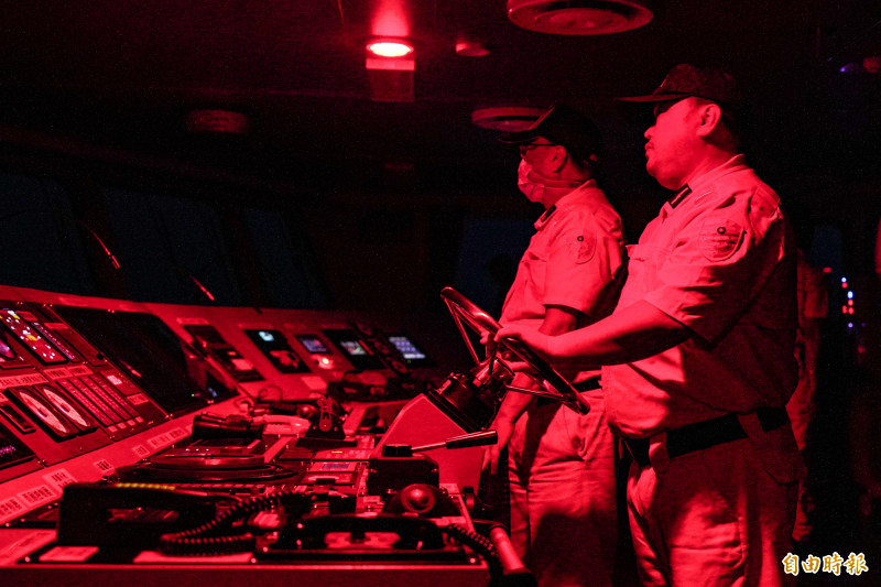 【影】警鈴大作、「鷹眼」啟動！ 直擊海巡雲林艦夜間驅離演練