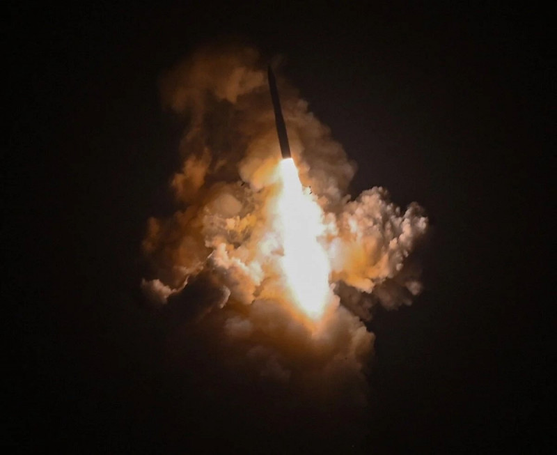 一枚未武裝的「義勇兵三型」（Minuteman III）洲際彈道飛彈，於2025年5月21日凌晨，在加州范登堡太空軍基地進行作戰測試發射。（圖：美國太空軍）