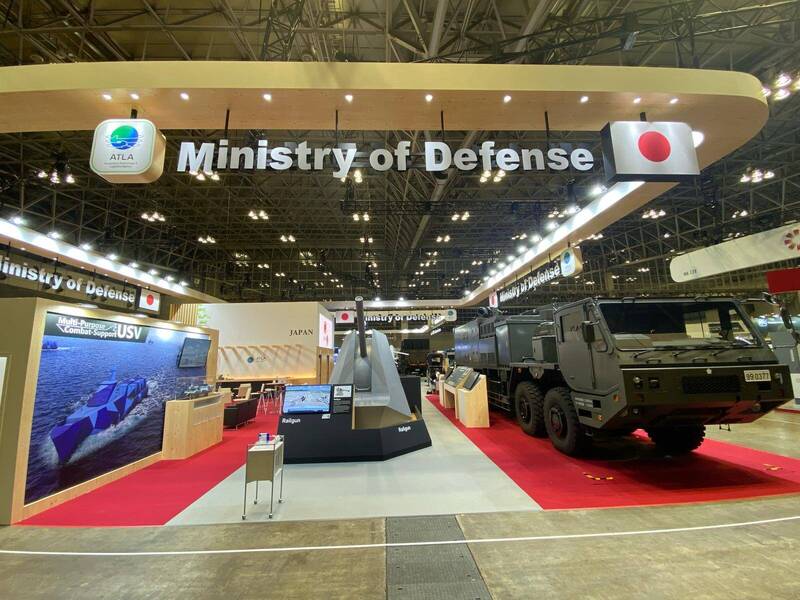 日本防衛省在5月21至23日的DSEI展會中，擺出12式反艦飛彈增程型、無人艦，以及電磁砲等多款先進軍備實體或模型。（日本防衛省防衛裝備廳官方X帳號）