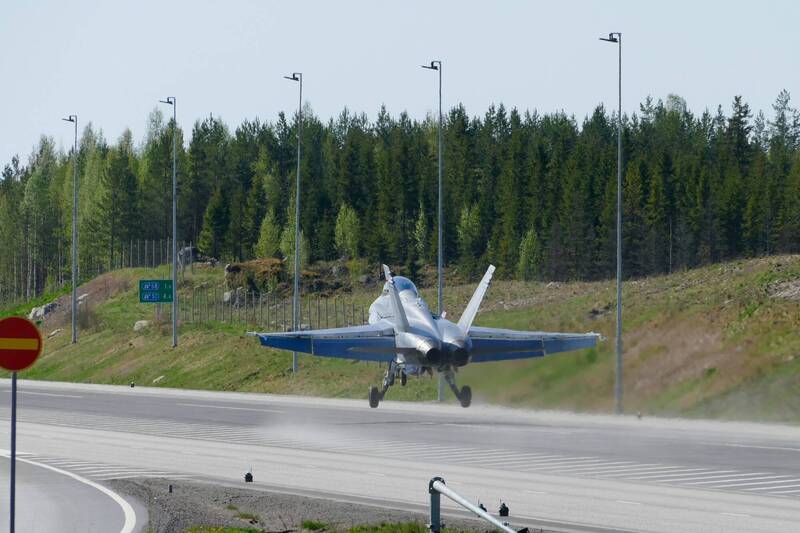 F/A-18C/D起降使用鉤索快速截停。（圖取自X@FinnishAirForce）